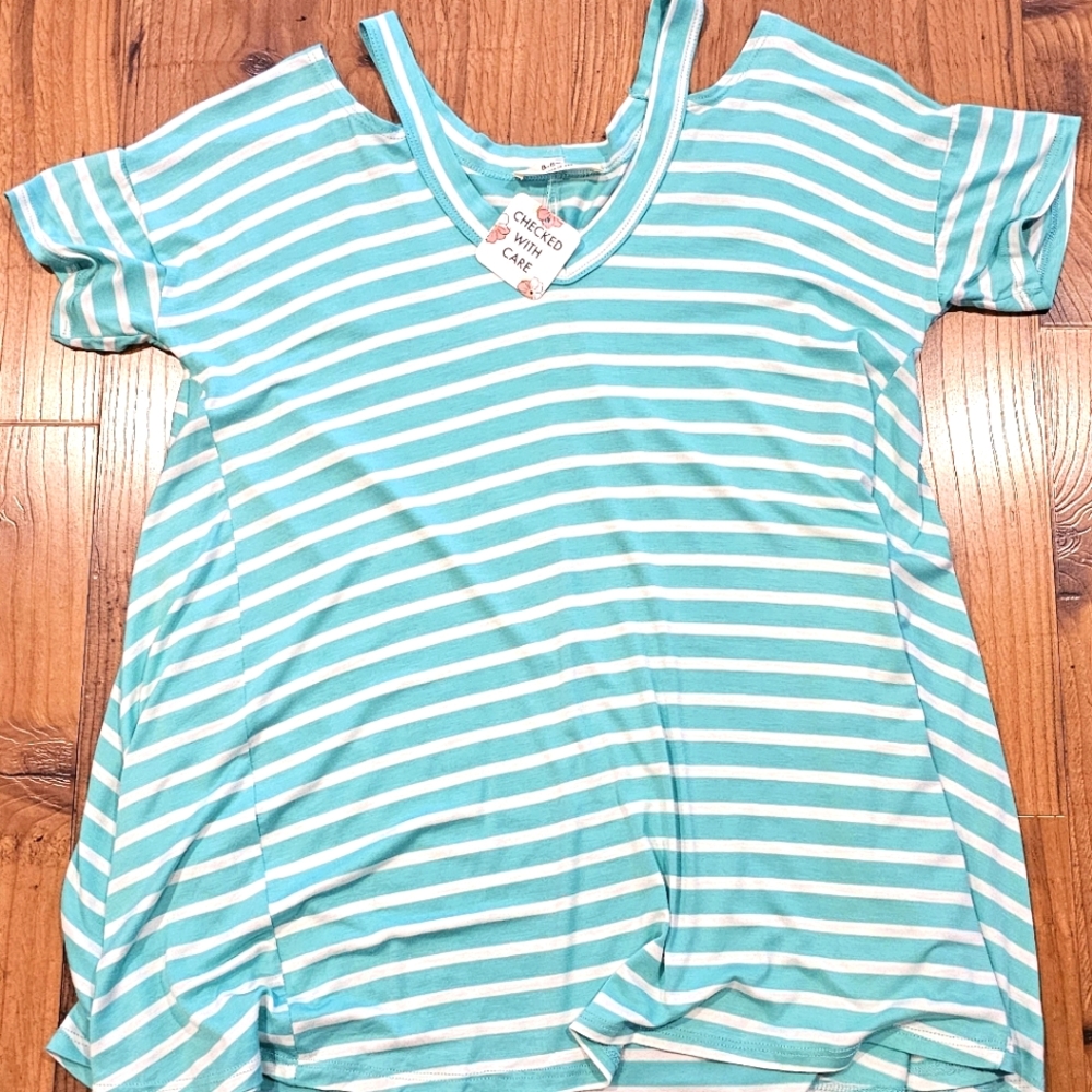 NWT Cold Shoulder S/S top